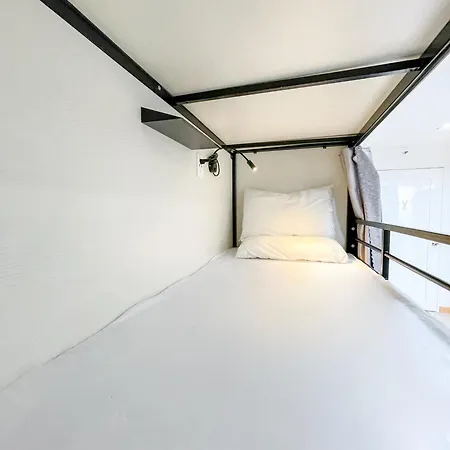 Travelers Inn - Modern Capsule Bunks, Makati